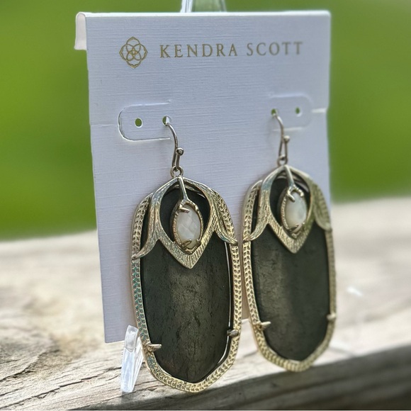 ✨ Kendra Scott Vintage Darby Gold Drop Earrings✨ - Picture 4 of 5